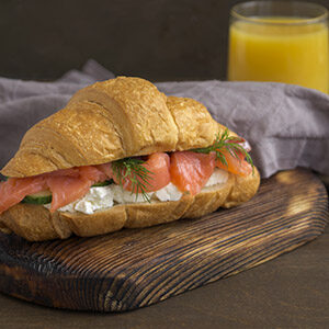 croissant met zalm en roomkaas