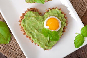 zelfgebakken koolhydraatarm brood met avocado en ei