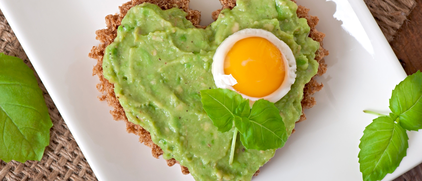 zelfgebakken koolhydraatarm brood met avocado en ei