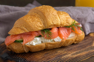 Croissant met gerookte zalm en roomkaas koolhydraatarm