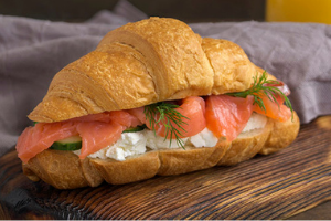 Koolhydraatarme lunch recepten: Koolhydraatarme croissant met gerookte zalm en roomkaas